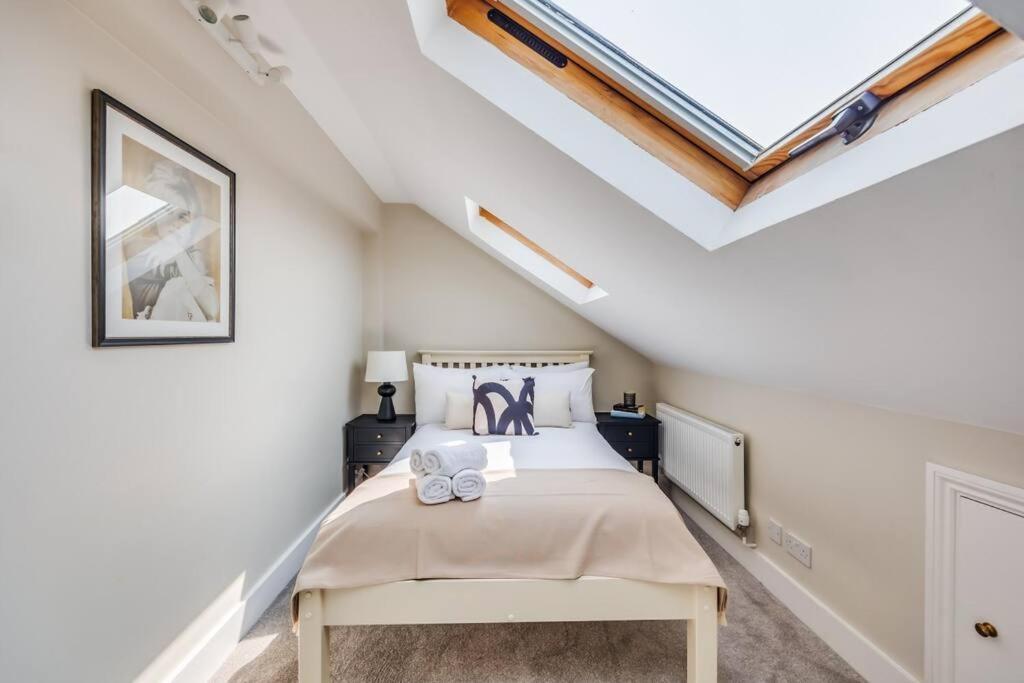 Beautiful 5 Bedroom 4 Bathroom House In W6 By Yoko - 10 Minute's To - Free Parking, Fast Wifi, Work Desks And Smarttvs With And Netflix Casa vacanze Londra