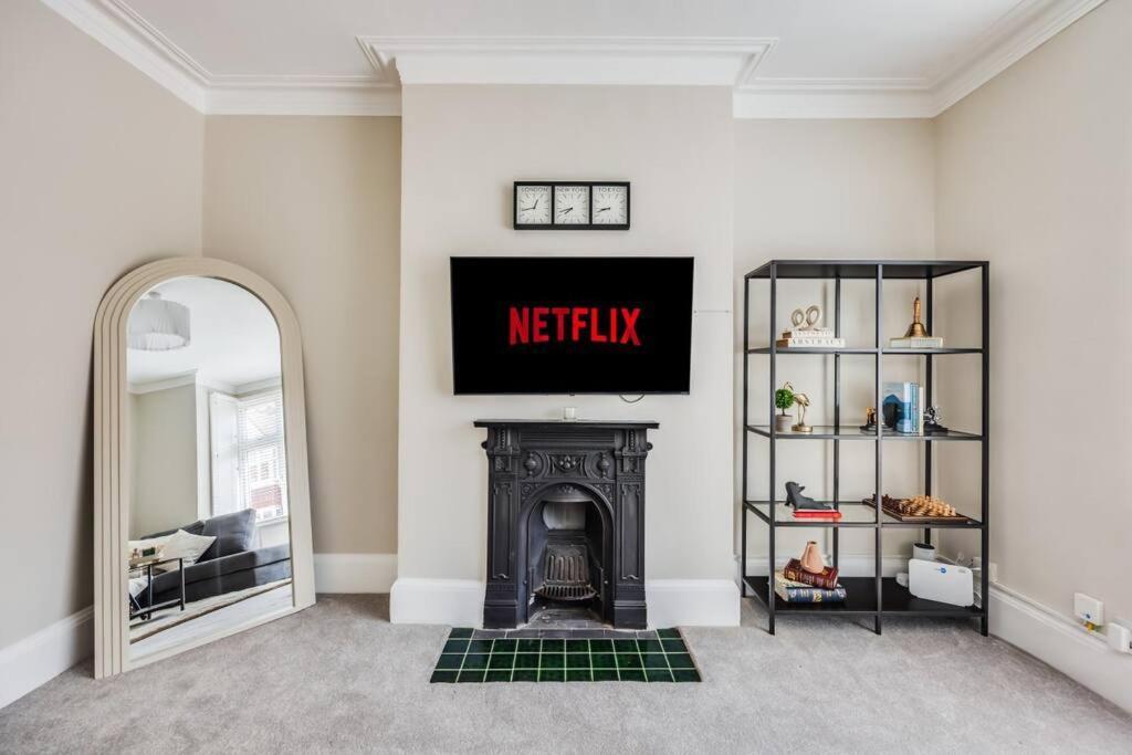 Beautiful 5 Bedroom 4 Bathroom House In W6 By Yoko - 10 Minute's To - Free Parking, Fast Wifi, Work Desks And Smarttvs With And Netflix Casa vacanze *