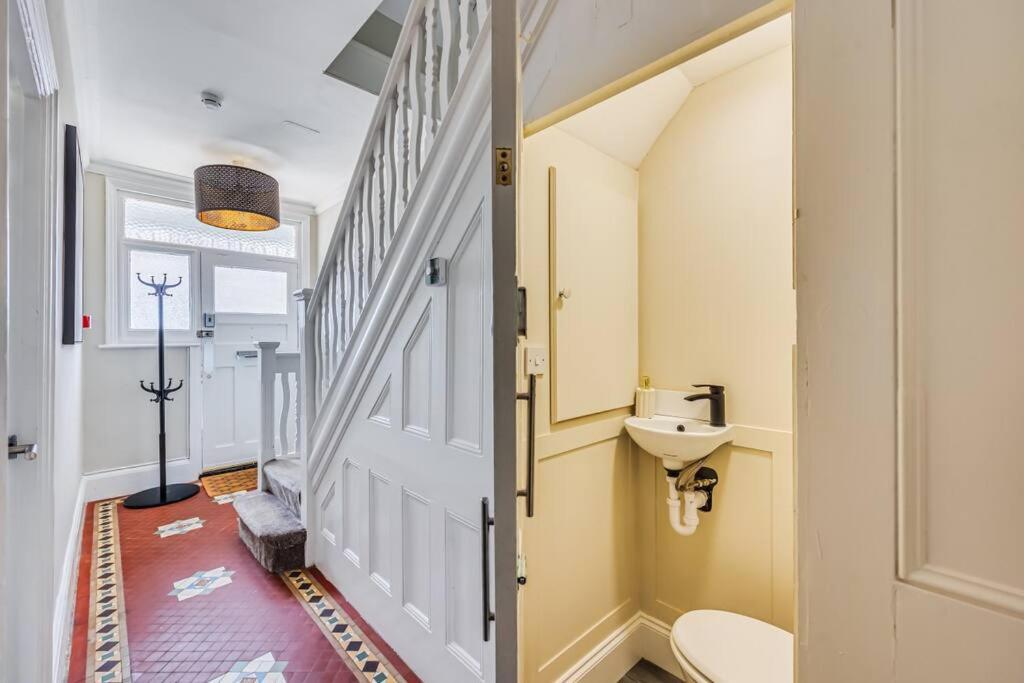 Beautiful 5 Bedroom 4 Bathroom House In W6 By Yoko - 10 Minute's To - Free Parking, Fast Wifi, Work Desks And Smarttvs With And Netflix Casa vacanze Londra