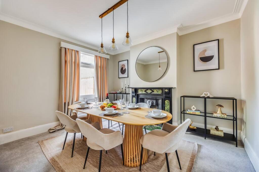 Beautiful 5 Bedroom 4 Bathroom House In W6 By Yoko - 10 Minute's To - Free Parking, Fast Wifi, Work Desks And Smarttvs With And Netflix Casa vacanze