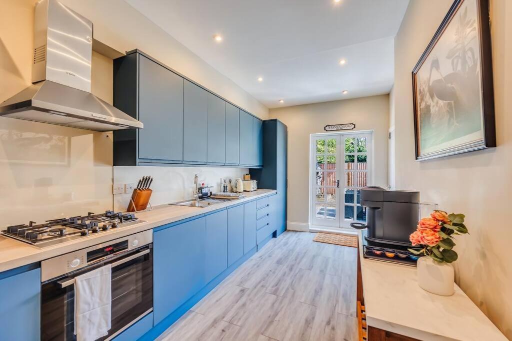 Casa vacanze Beautiful 5 Bedroom 4 Bathroom House In W6 By Yoko - 10 Minute's To - Free Parking, Fast Wifi, Work Desks And Smarttvs With And Netflix *