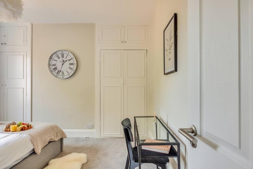 Beautiful 5 Bedroom 4 Bathroom House In W6 By Yoko - 10 Minute's To - Free Parking, Fast Wifi, Work Desks And Smarttvs With And Netflix Casa vacanze Londra