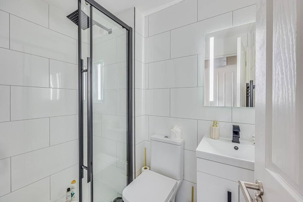 Beautiful 5 Bedroom 4 Bathroom House In W6 By Yoko - 10 Minute's To - Free Parking, Fast Wifi, Work Desks And Smarttvs With And Netflix Londra