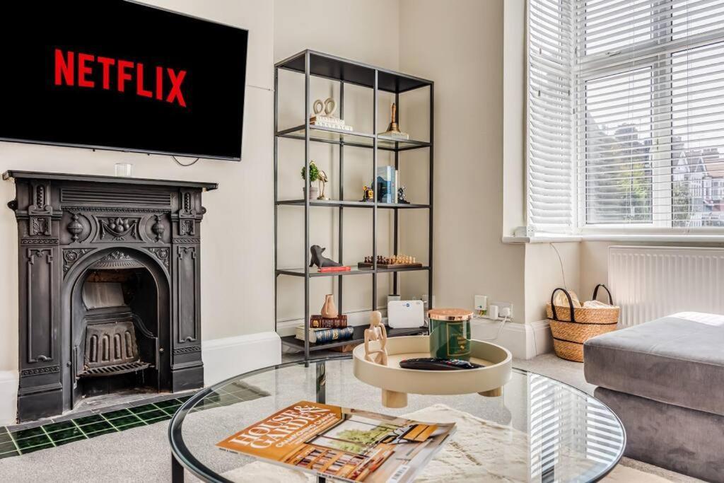 Casa vacanze Beautiful 5 Bedroom 4 Bathroom House In W6 By Yoko - 10 Minute's To - Free Parking, Fast Wifi, Work Desks And Smarttvs With And Netflix *