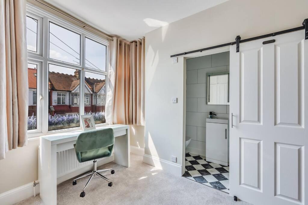 Casa vacanze Beautiful 5 Bedroom 4 Bathroom House In W6 By Yoko - 10 Minute's To - Free Parking, Fast Wifi, Work Desks And Smarttvs With And Netflix