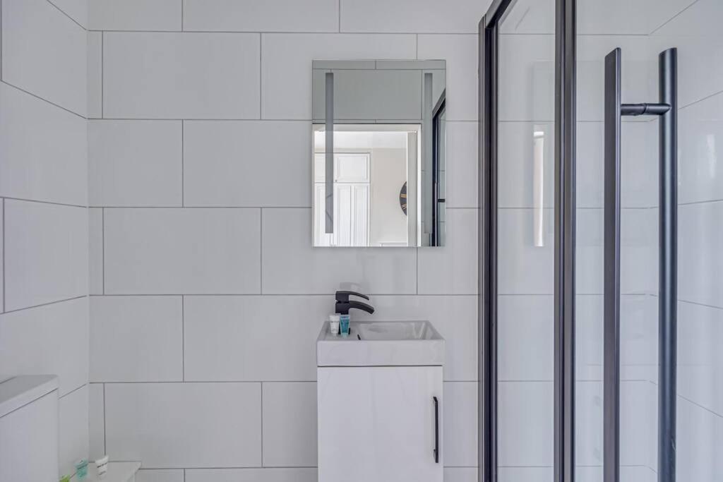 Beautiful 5 Bedroom 4 Bathroom House In W6 By Yoko - 10 Minute's To - Free Parking, Fast Wifi, Work Desks And Smarttvs With And Netflix Casa vacanze *