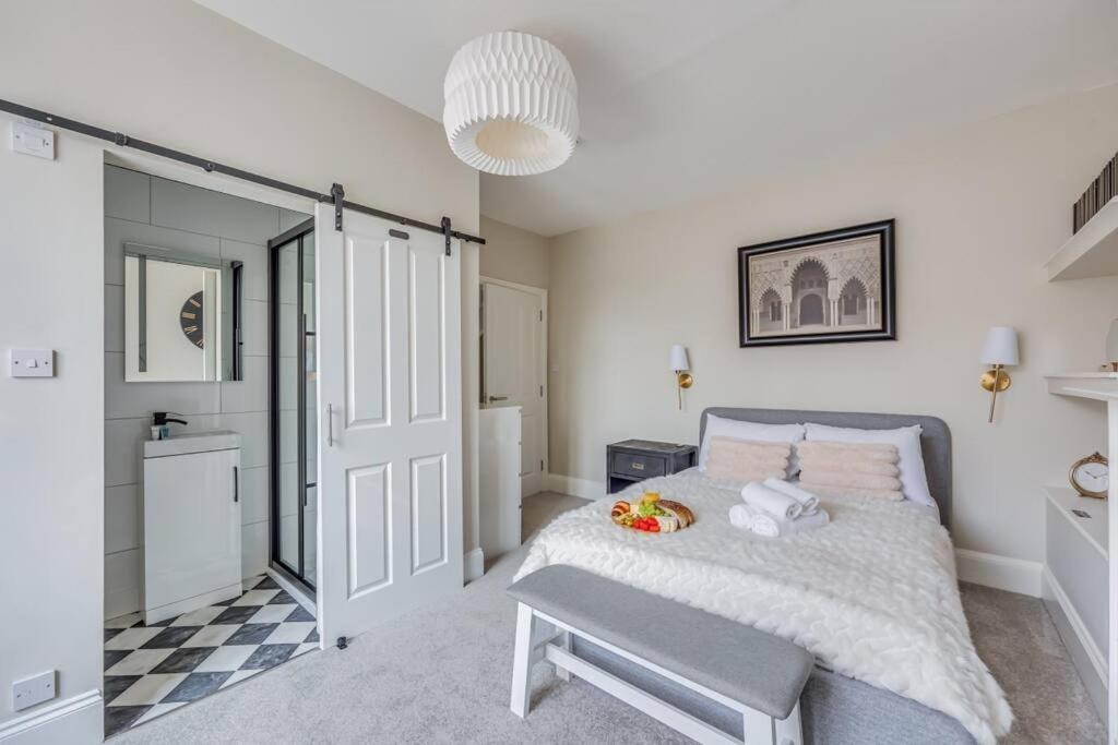 Beautiful 5 Bedroom 4 Bathroom House In W6 By Yoko - 10 Minute's To - Free Parking, Fast Wifi, Work Desks And Smarttvs With And Netflix * Londra